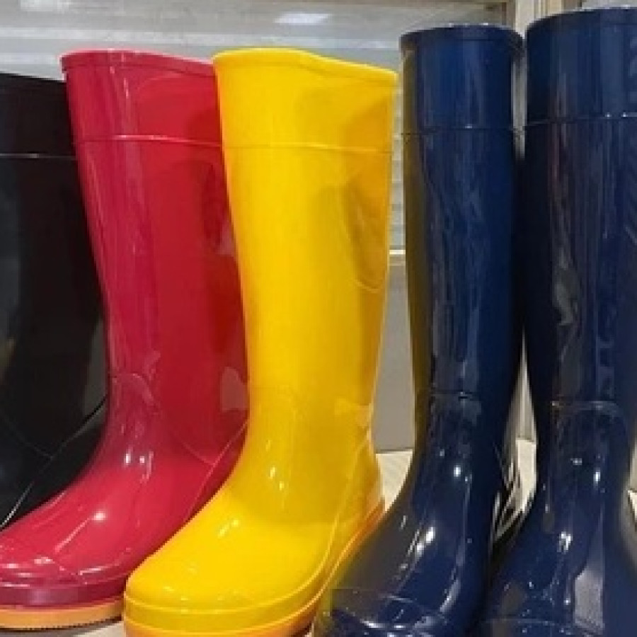 Sepatu Boot Tinggi Karet Berbagai Ukuran (Pasang) - depan