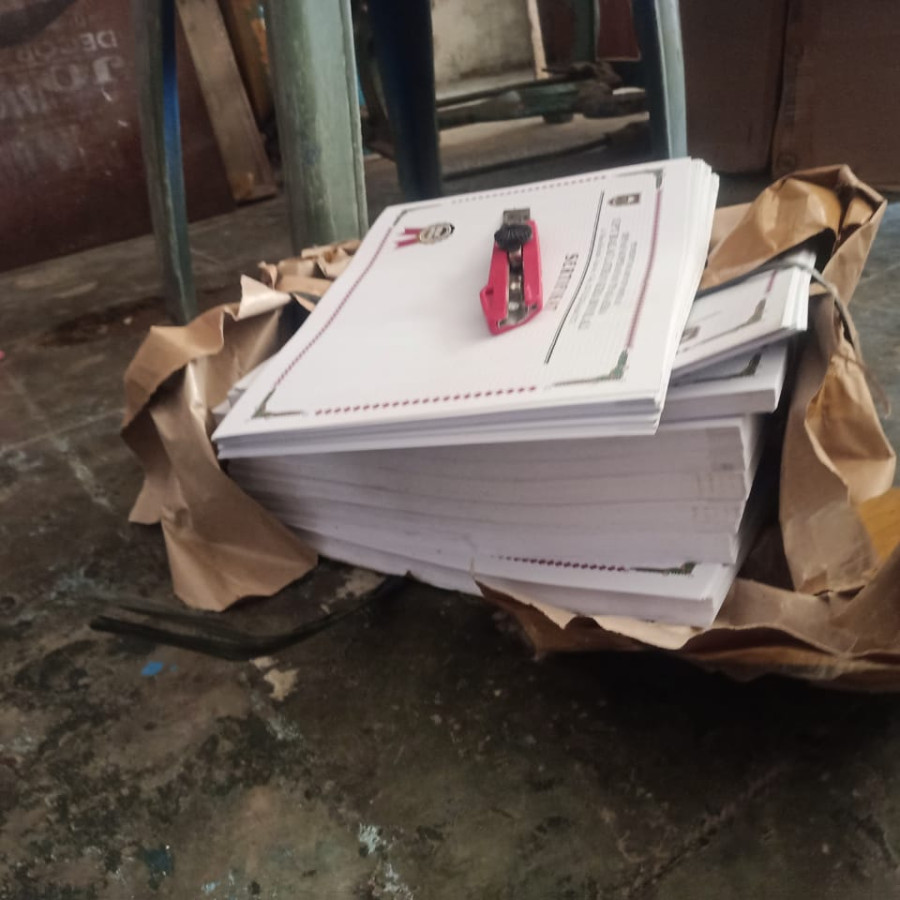 Kertas Sertifikat Berlogo Emas - samping
