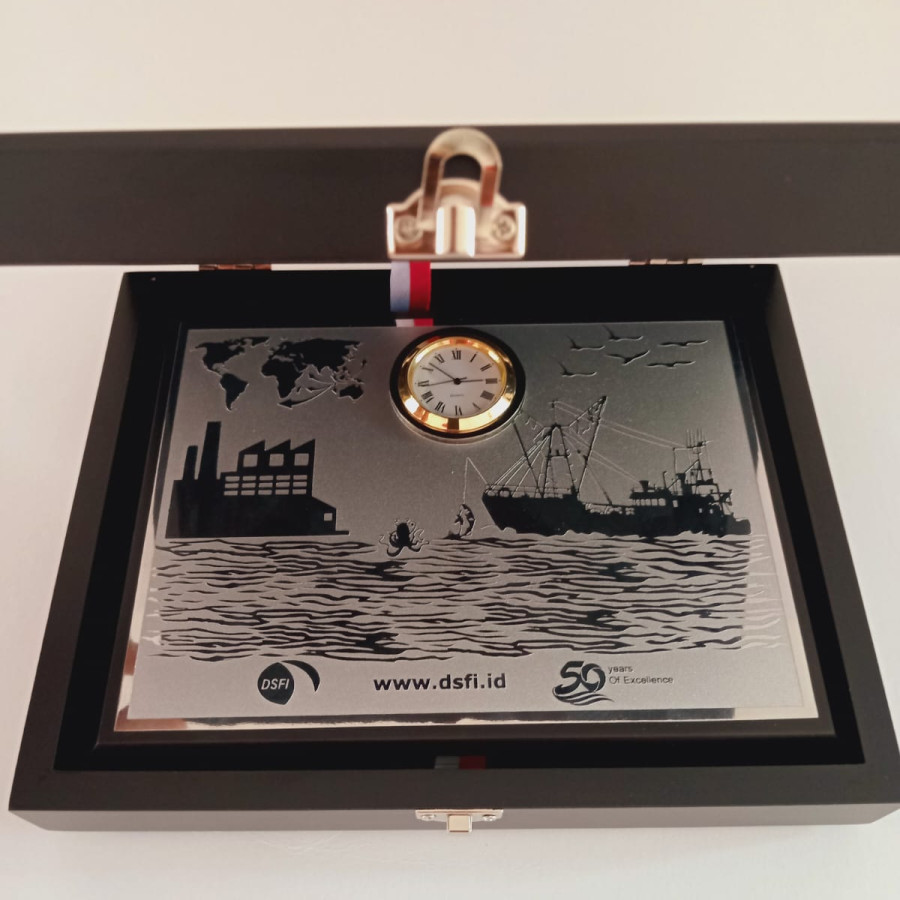 PLAKAT EXCLUSIVE KAYU DAN STAINLESS