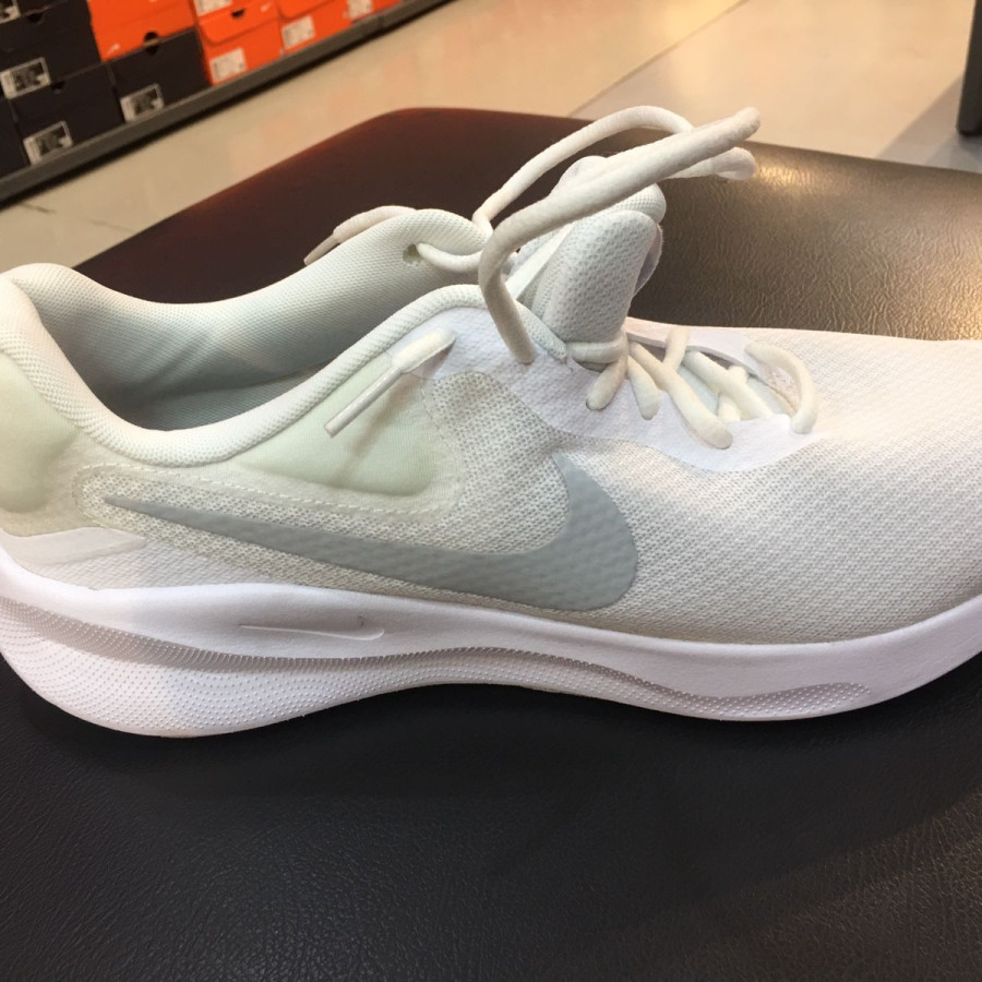 Nike Sneakers Shoes - depan