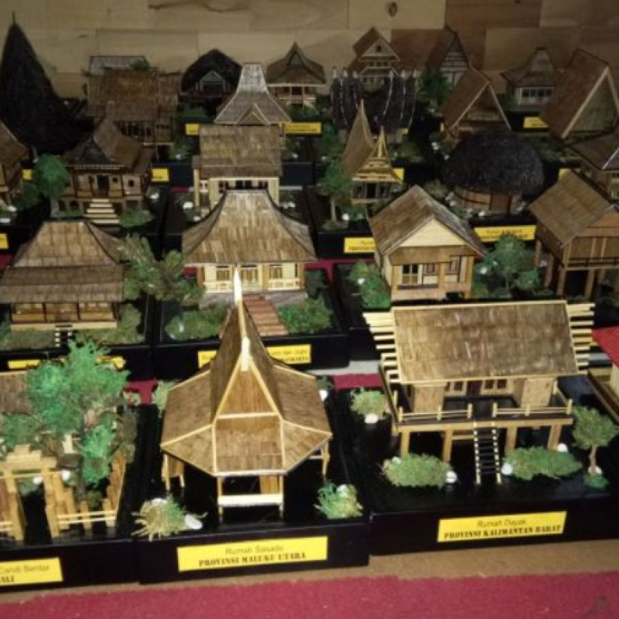 Miniatur Rumah Adat Indonesia News khusus Reseller ( UK kaca/akrilik 16,5x13,5x15cm ) ( Jawa Tengah  ) - utama
