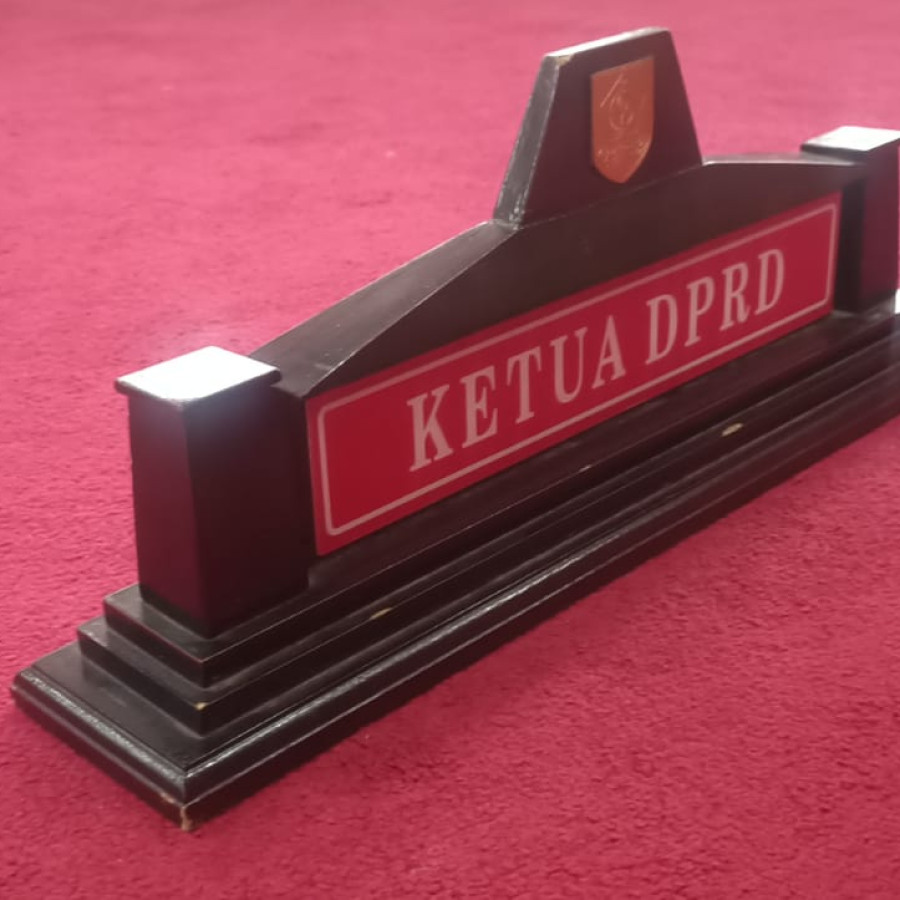 PAPAN NAMA MEJA KAYU - depan