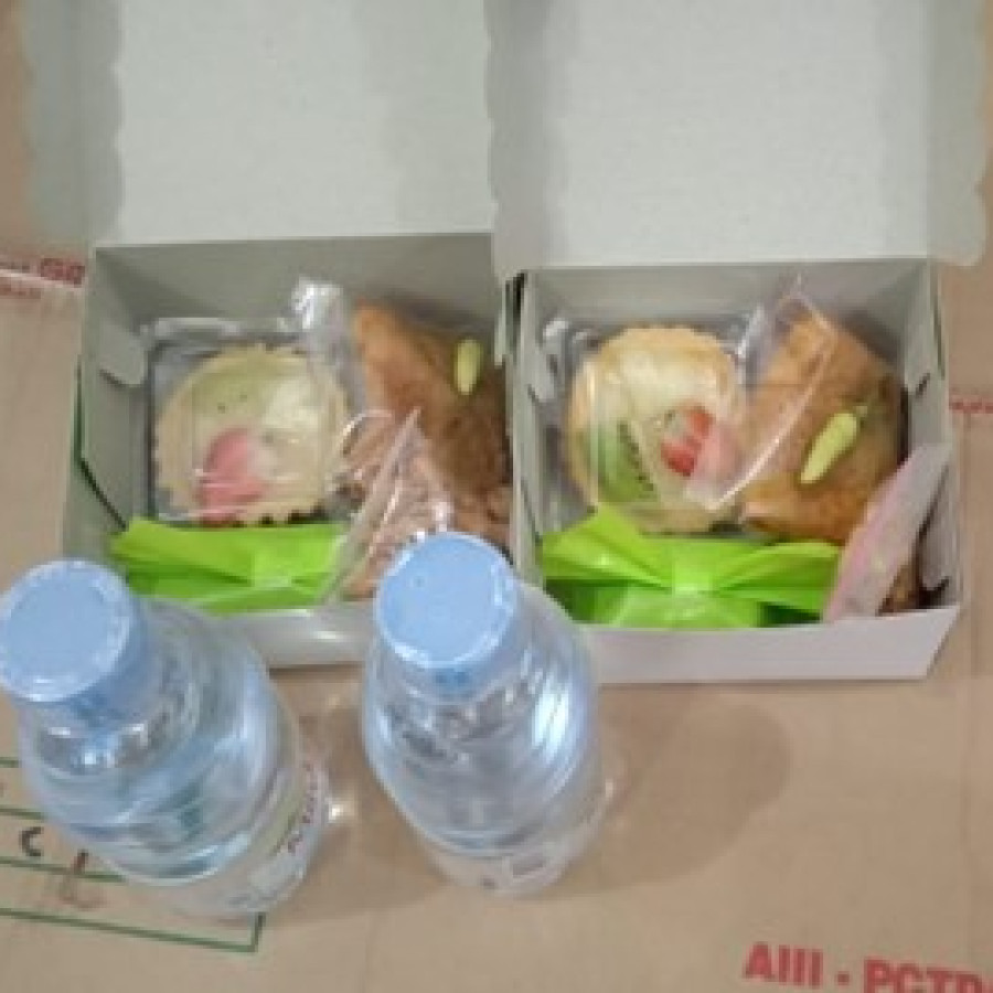 Kue Kotak Kue lemper, martabak mini, sus buah segar, kacang telor medan