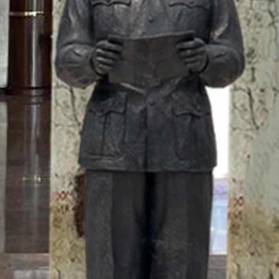 Patung Soekarno ( Bahan Stereofoam dan clay finishing cat)