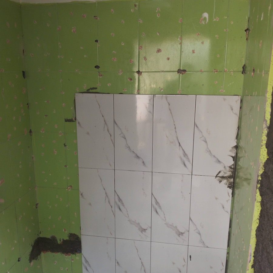 Pasang keramik dinding 25 x 50 cm per m2