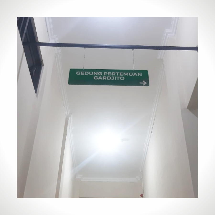 AKRILIK PETUNJUK RUANGAN + BESI PENGGANTUNG + JASA PASANG - utama