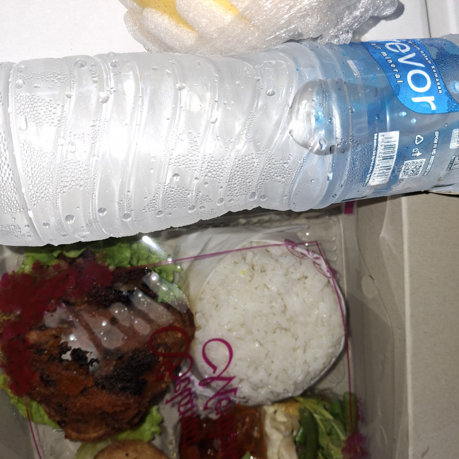 Nasi lalapan ayam bakar