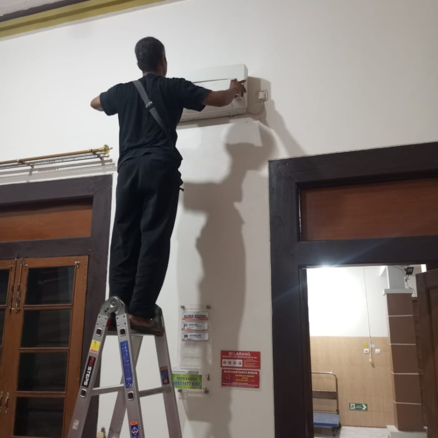 Paketan Pasang dan perbaikan AC 1 PK Ruang Aula Bawah - samping
