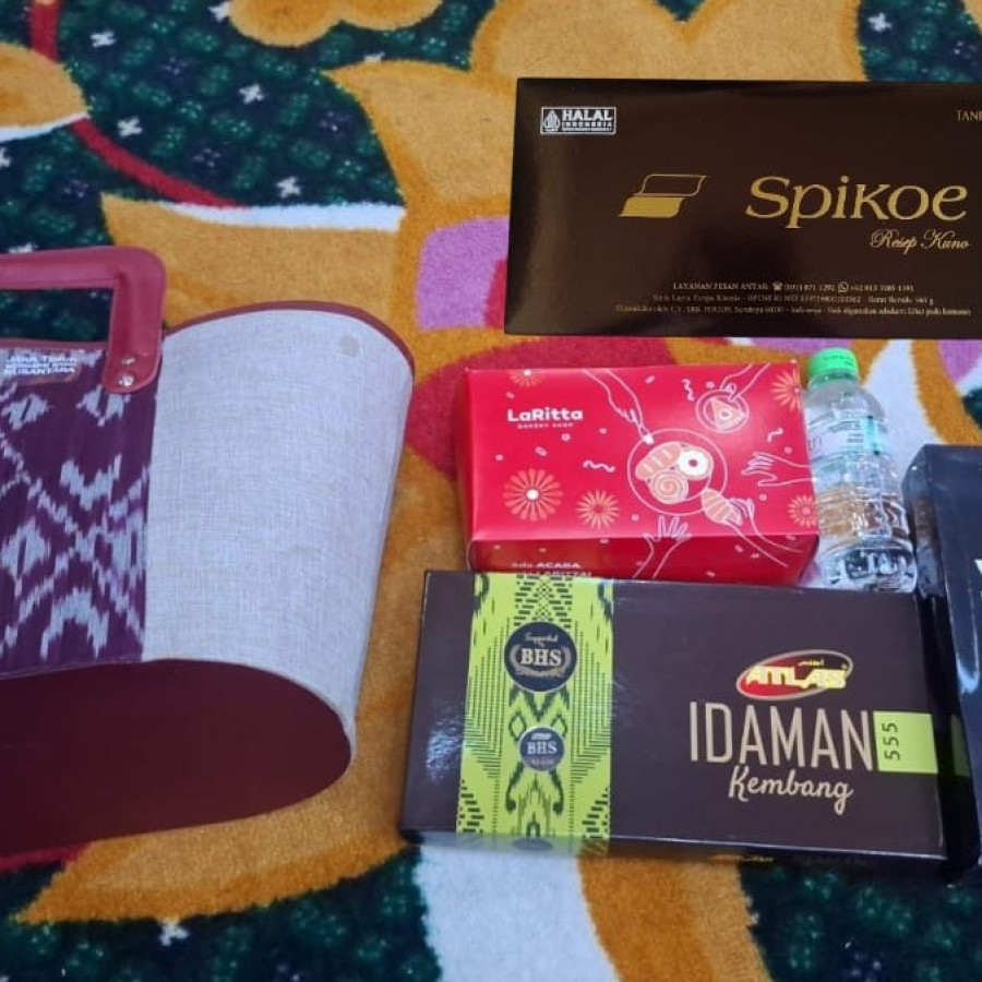 Paket Souvenir/cinderamata berupa tas souvenir beserta isinya