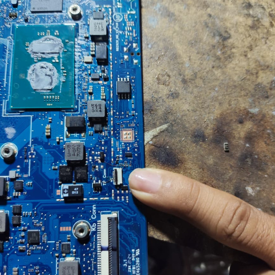 Perawatan Komputer : Perbaikan Mainboard Laptop tidak bisa hidup tanpa batr - depan