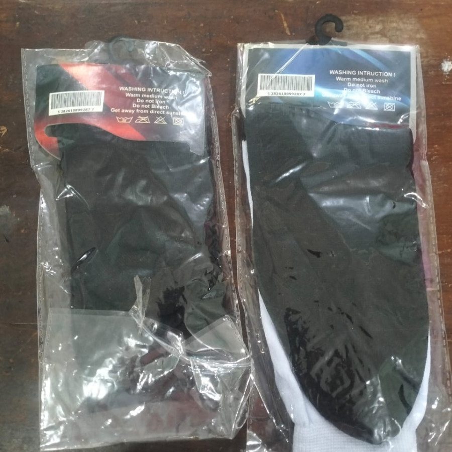 Kaos Kaki hitam dan Putih