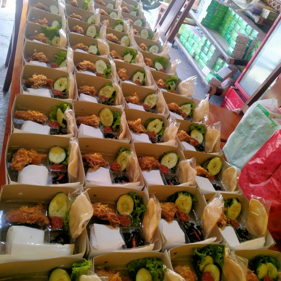 Mbak ari nasi tepong goreng kremes - detail
