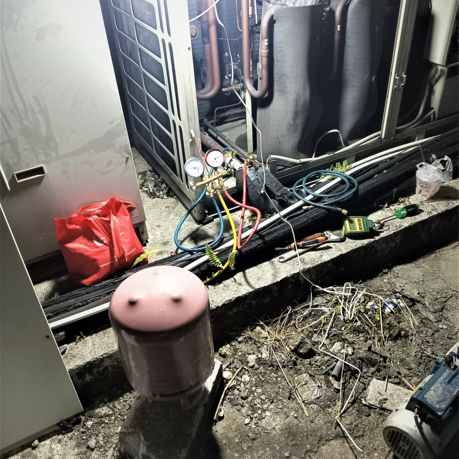 perbaikan kebocoran dan isi freon R410 ac cassete - depan