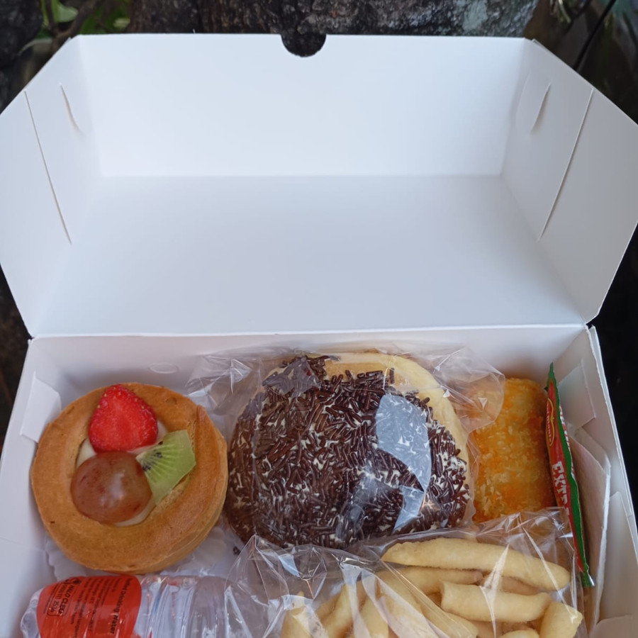 Kue Kotak 20.500 by Lumintu Catering - samping
