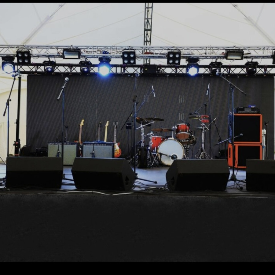 Peralatan Sound System untuk pertunjukan atau konser - depan