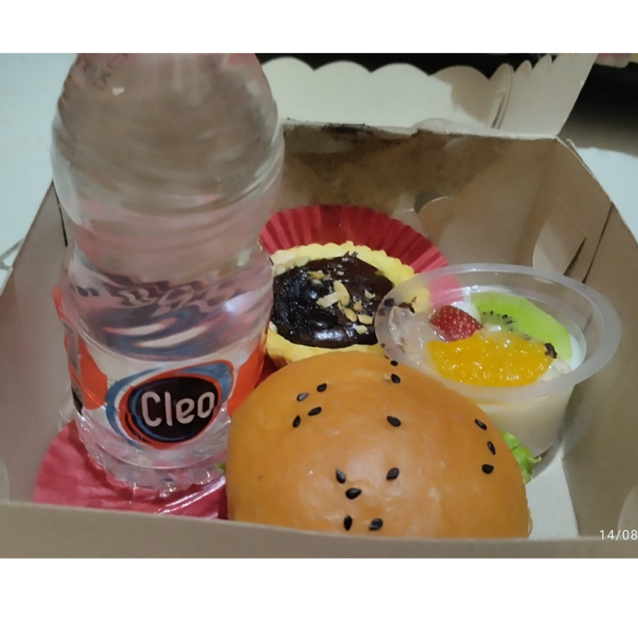 Snack Kotak Tiga Macam dan Air Mineral Botol 350 ml - samping