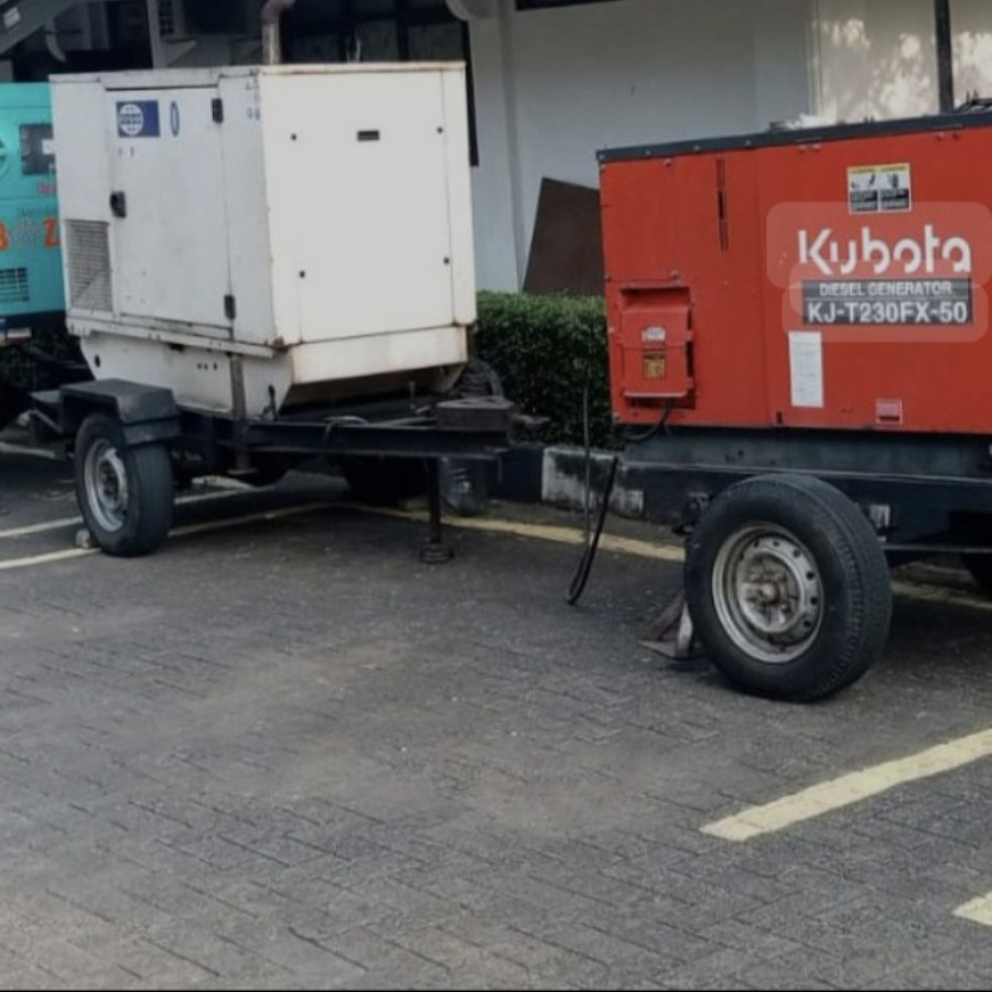 Peralatan Generator atau genset untuk acara konser - depan