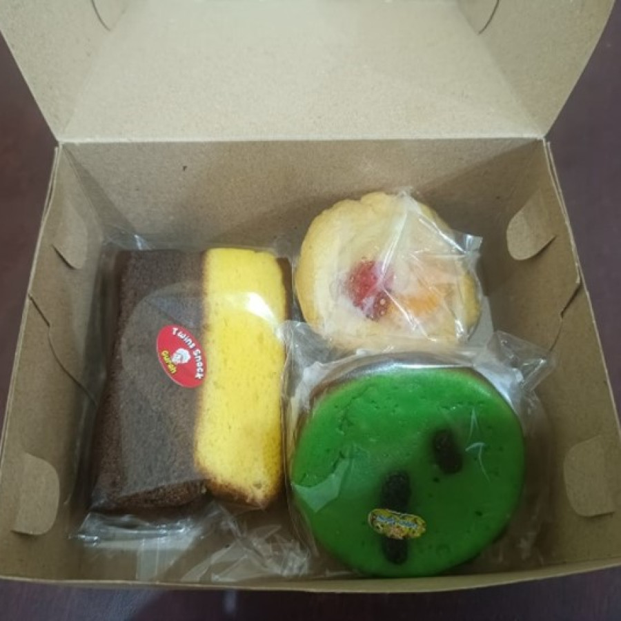 Kue Kotak Sus buah segar, kue lumpur, kue lapis