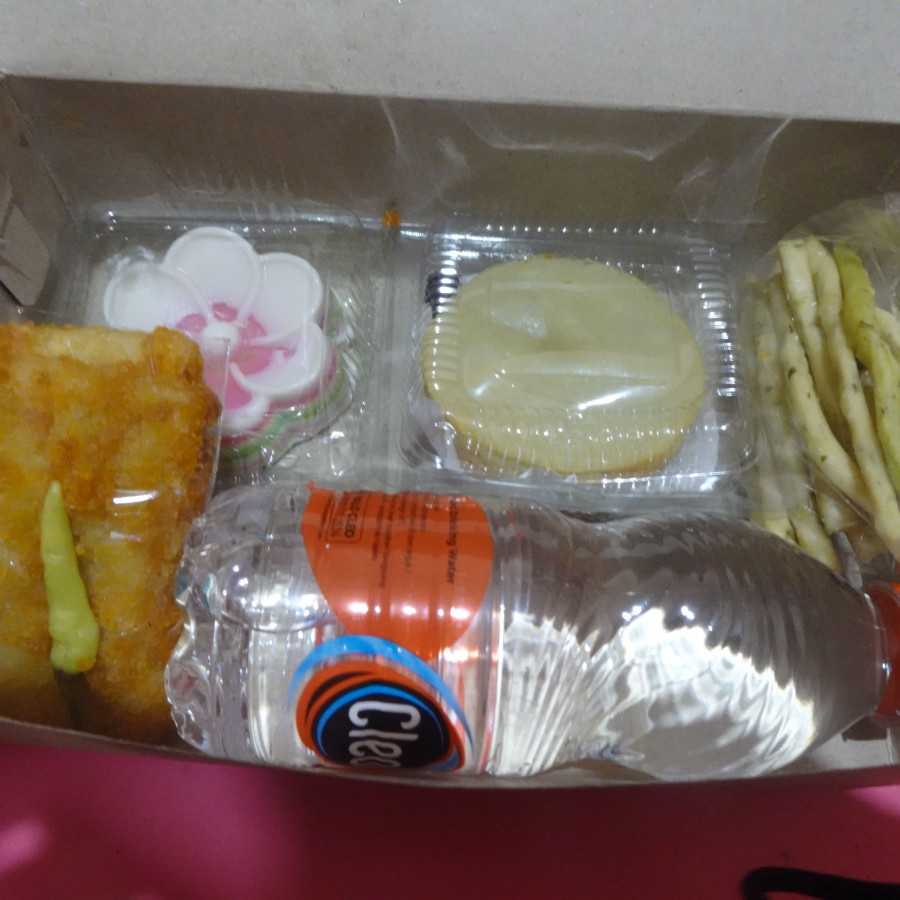 Snack Kotak Yaya Berkah Empat Macam dan Air Mineral - utama