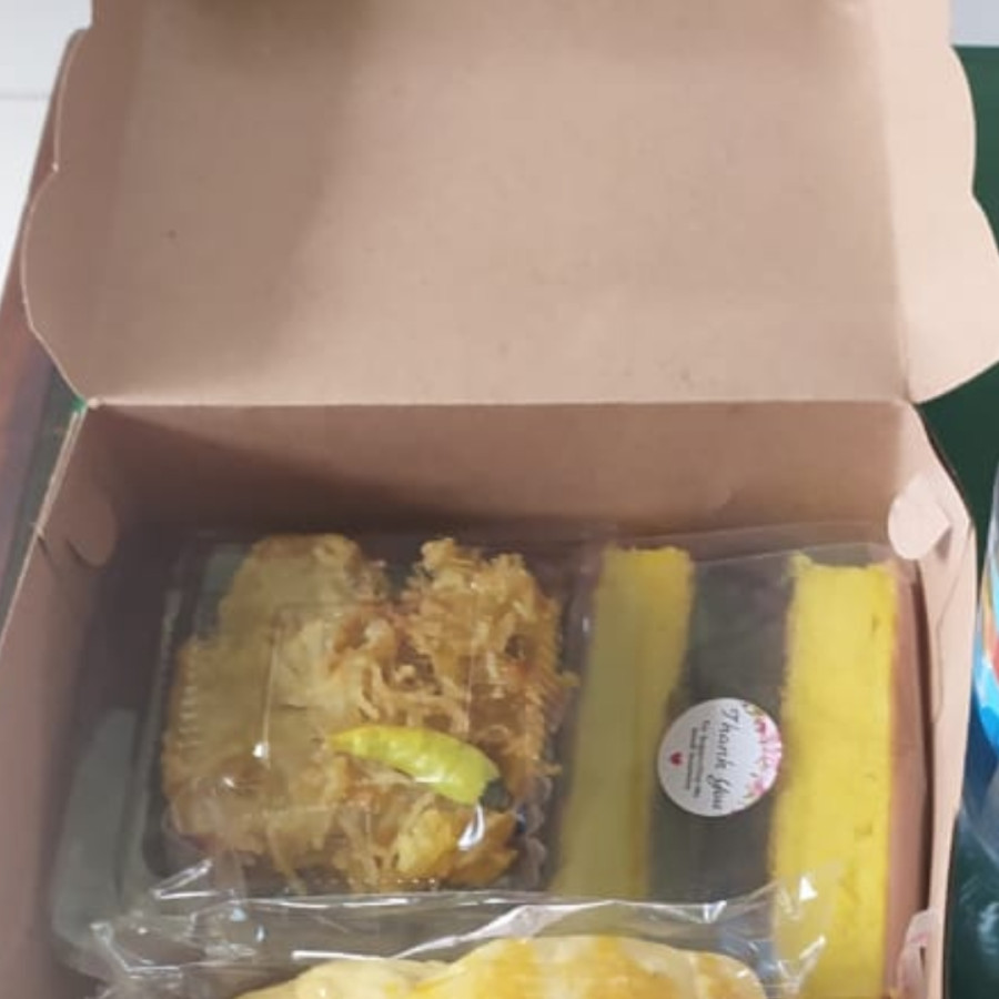Kue kotak isi 3 macam+ air mineral 600ml - depan