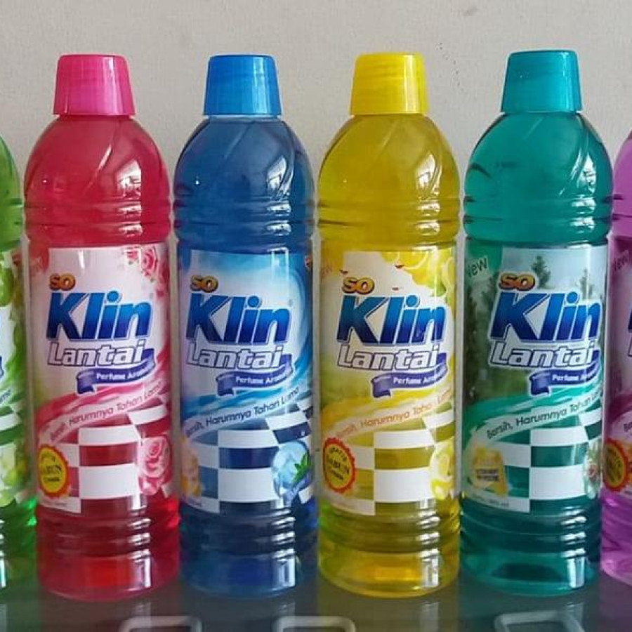 SOKLIN Pembersih Lantai 900 ml - depan