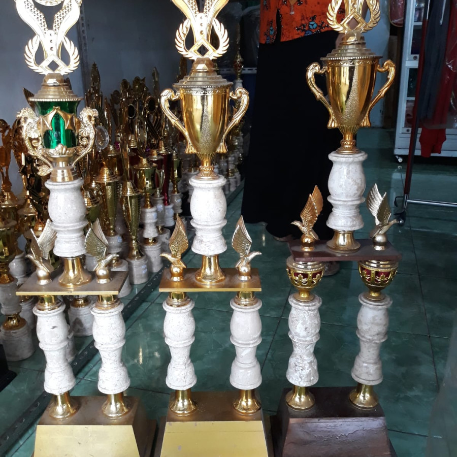 Piala Thropy Juara 1