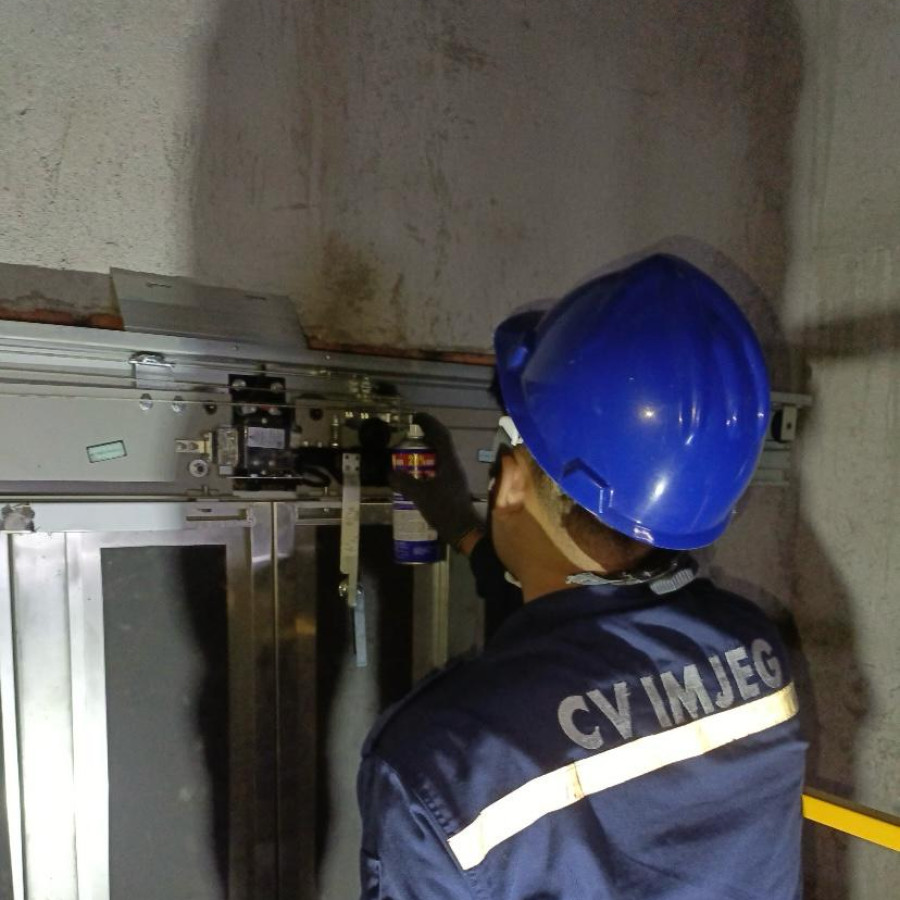 Perbaikan dan Penggantian Sparepart Lift. Modernisasi Control Panel - depan