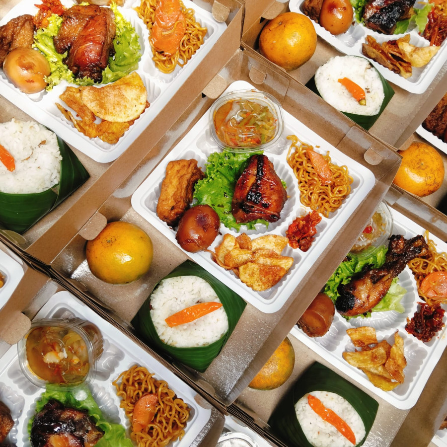 Nasi liwet, Ayam bakar,telur bacem,Tahu bacem sambel goreng jipang mie gore