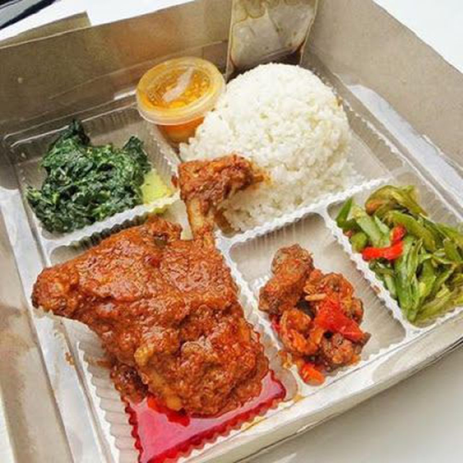Nasi Kotak - Nasi, ayam bumbu bali, balado telur dan terong