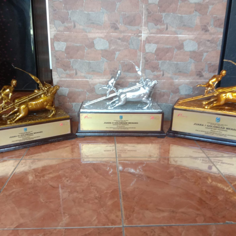 Tropi Karapan Sapi Piala Presiden Juara I  Golongan Menang