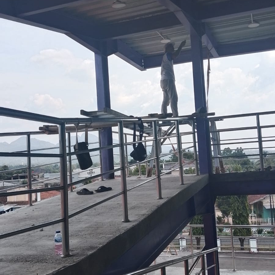 PEMELIHARAAN CAT WORK DAN AREA RAM JALUR EVAKUASI - samping