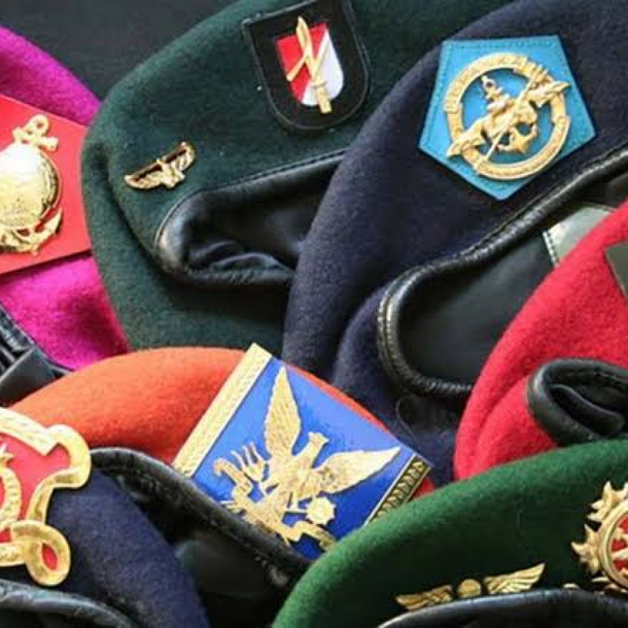 Baret dan Emblem TNI POLRI (Komandan Upacara)