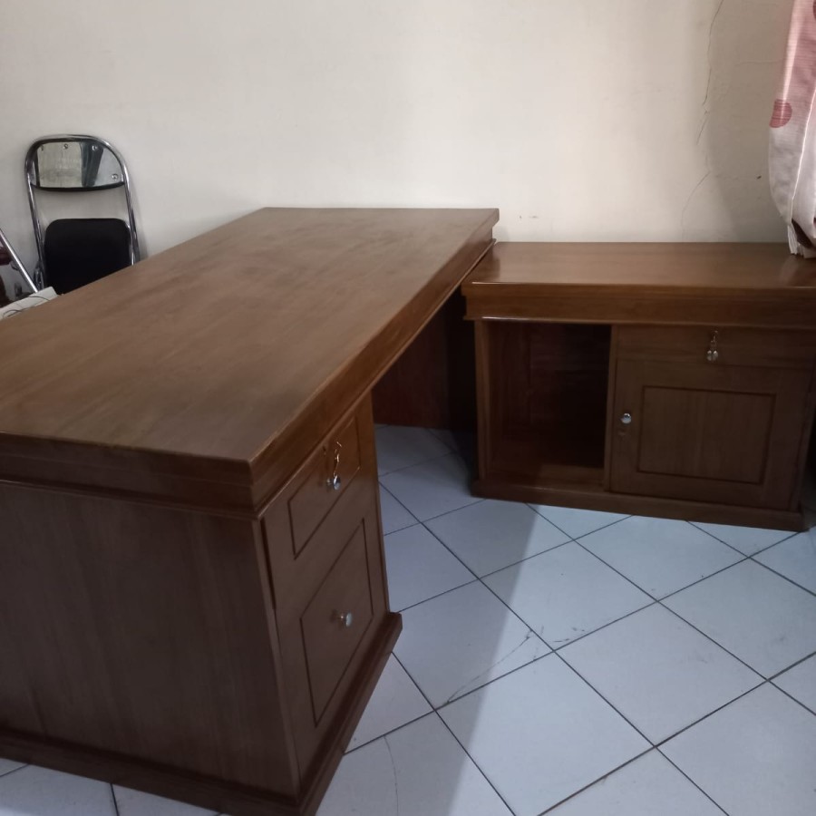 Meja kerja pimpinan - utama