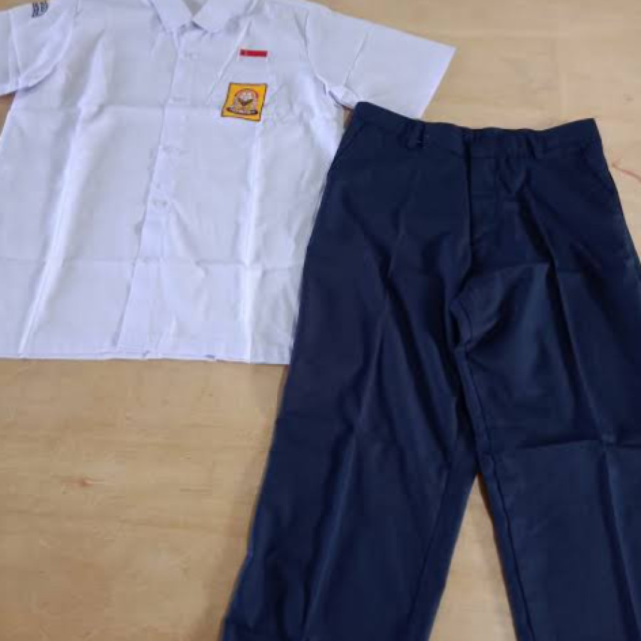 Seragam sekolah SMP laki laki