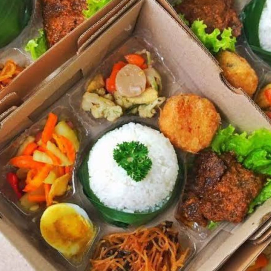 Nasi rames .berisi nasi putih.perkedel.daging lapis.acar.telor petis.campay