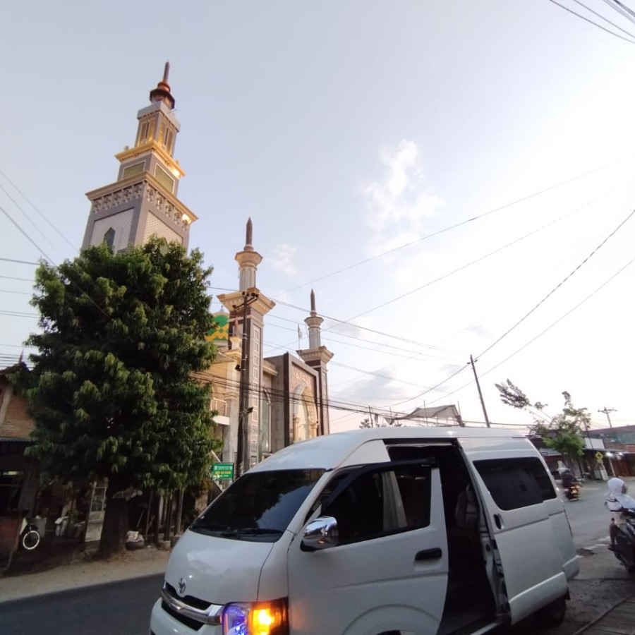 Hiace Commuter dari Karisidenan Semarang-Karisidenan Pati (atau sebaliknya) - samping