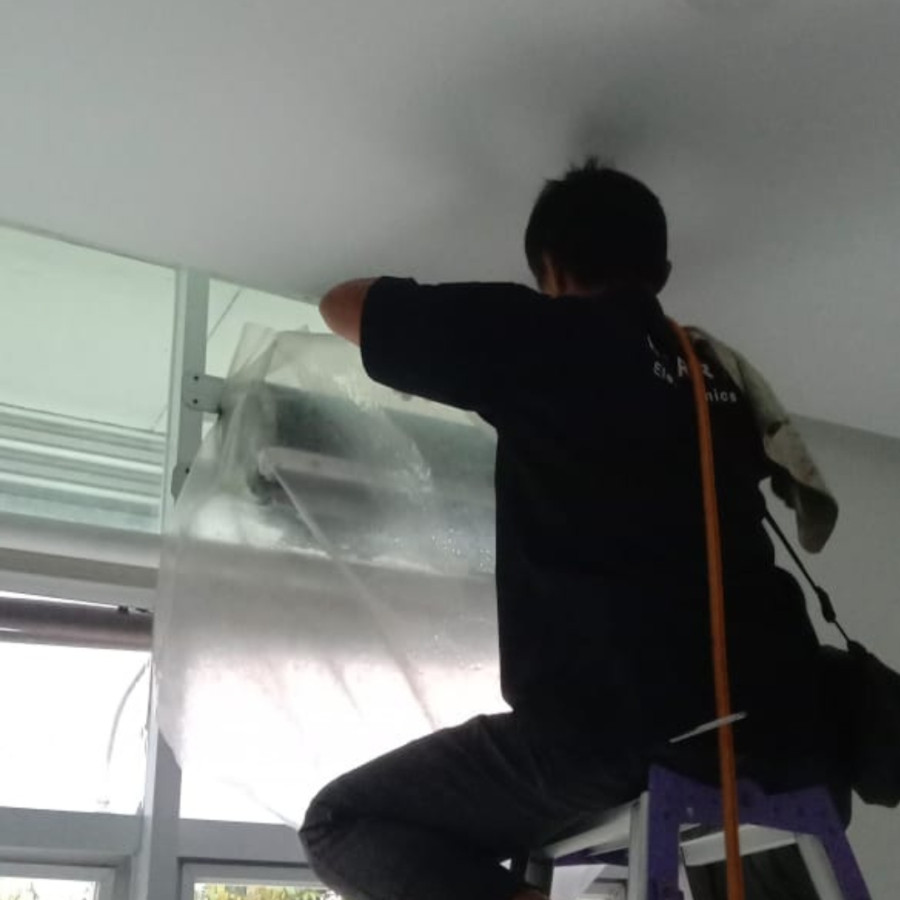 Perawatan AC dan freon AC R 22, R 32 Refrigerant - depan