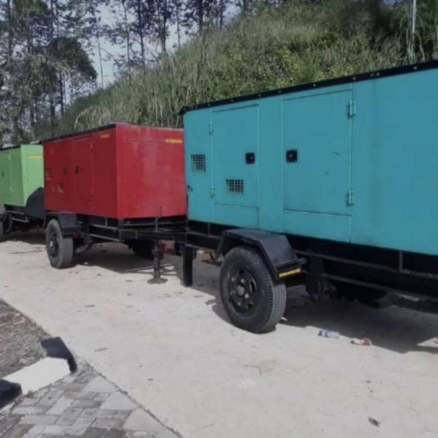 Peralatan Generator atau genset untuk acara konser - utama