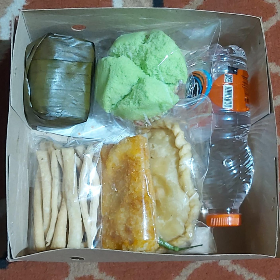 Snack Box 5 Macam + Aqua Botol 300 ml - utama