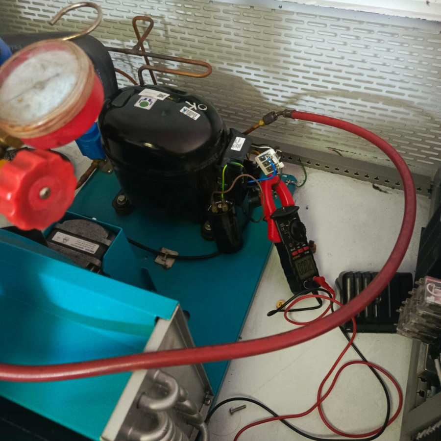 Perbaikan Blood Bank Refrigerator - samping