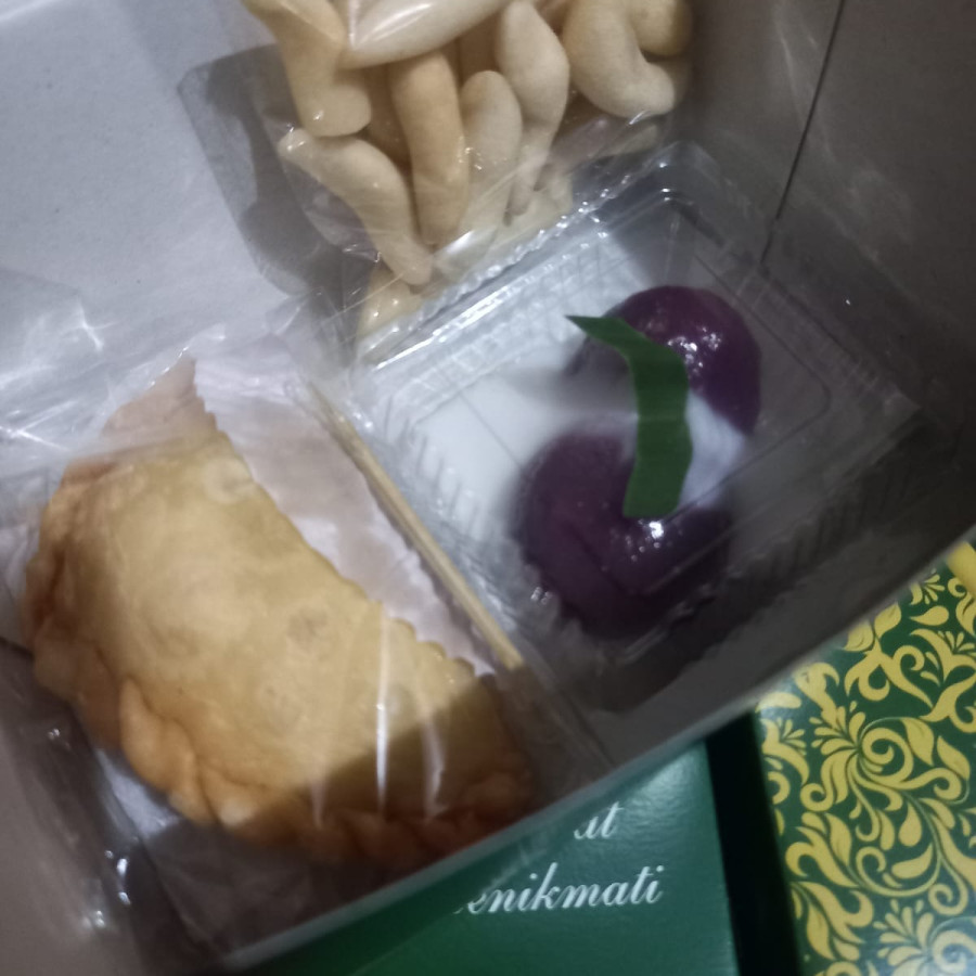 paket snack box dan air mineral - depan