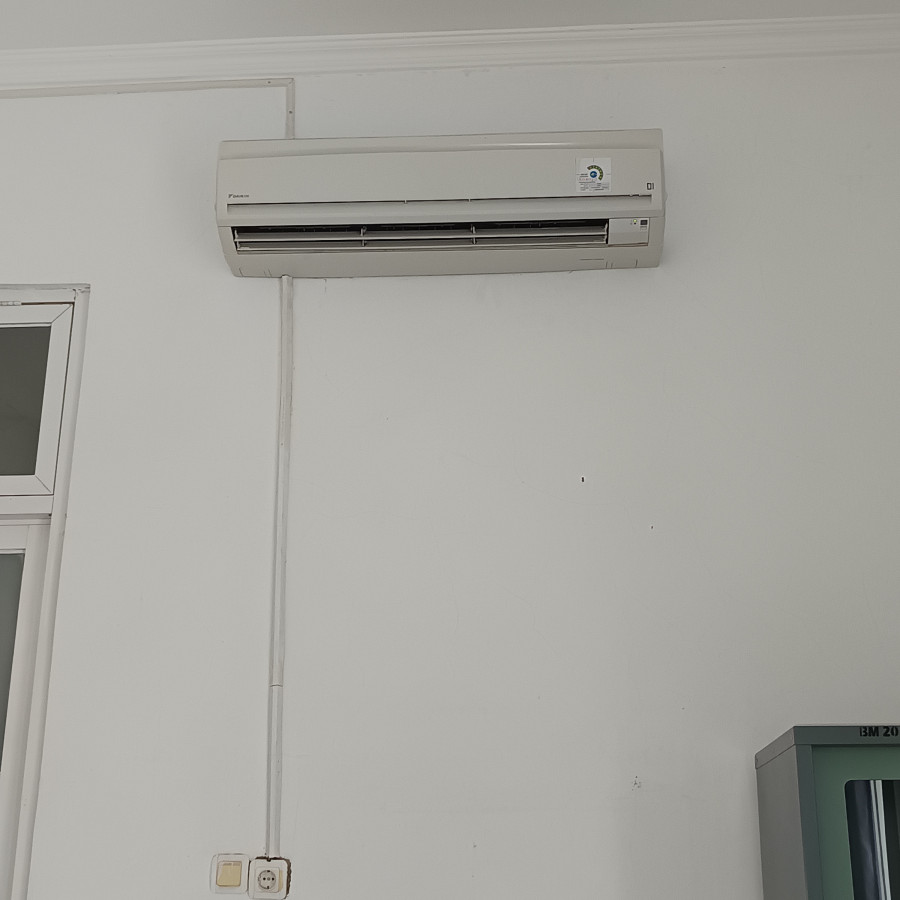 PENGERJAAN  BONGKAR PASANG AC DAIKIN 2 PK R. KACA KE LITBANG LT 1 - detail