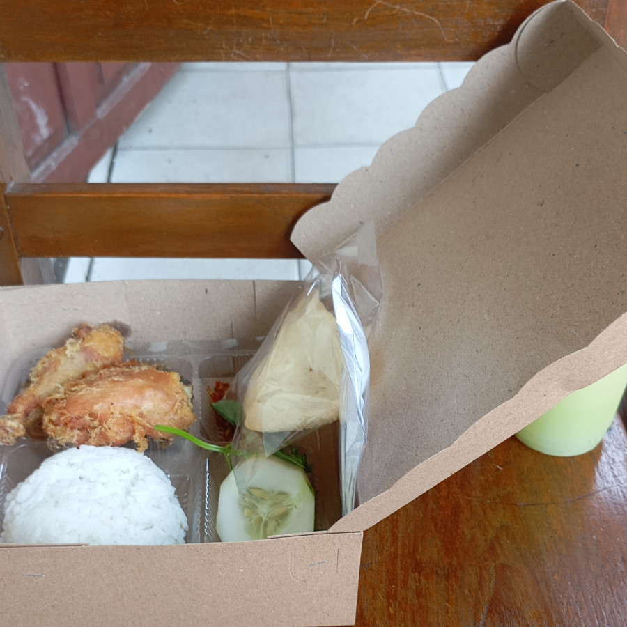 Nasi box isi ayam goreng - samping