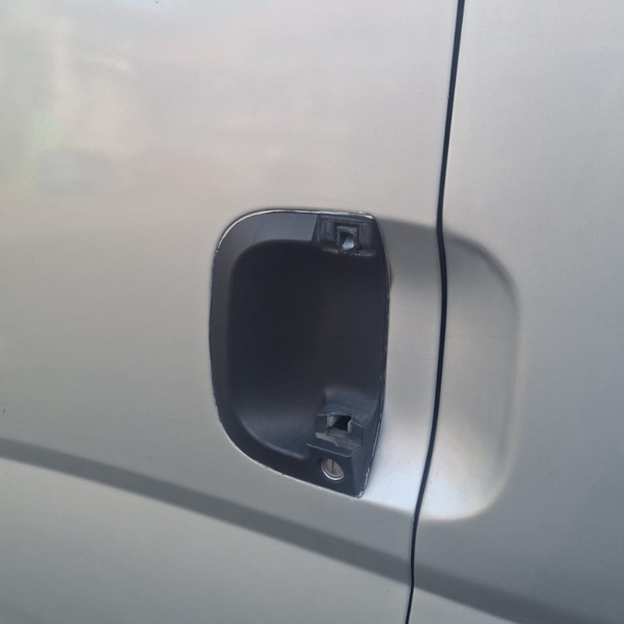 Handle Pintu Mobil (KIA TRAVELLO) - depan