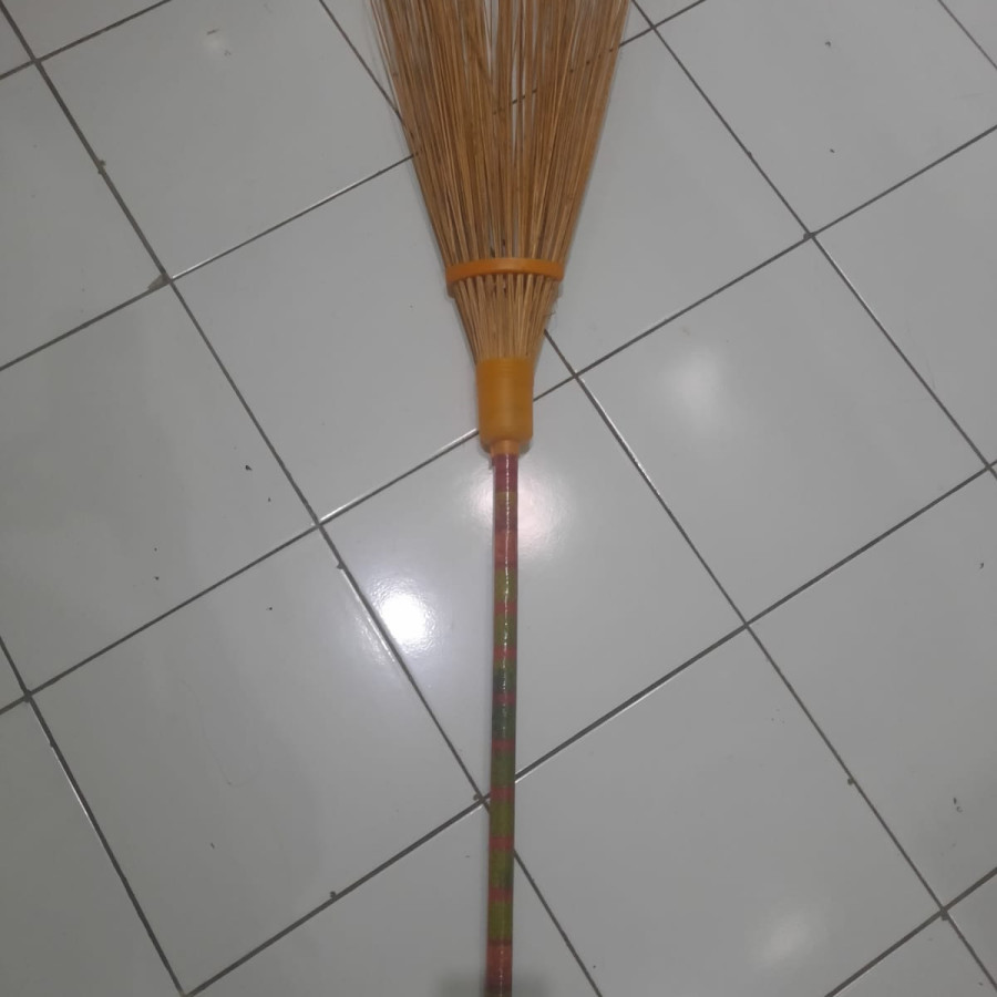 Sapu lidi warna kuning - depan