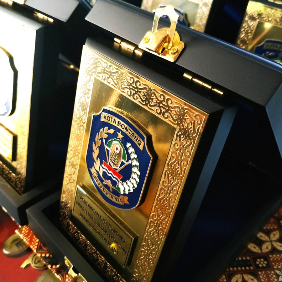 Souvenir Plakat Kuningan Ukir