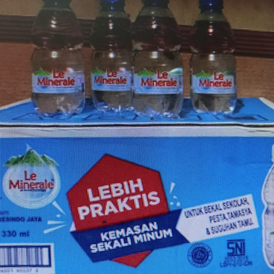 Air Mineral aqua mini Botol ukuran 330 ml - depan
