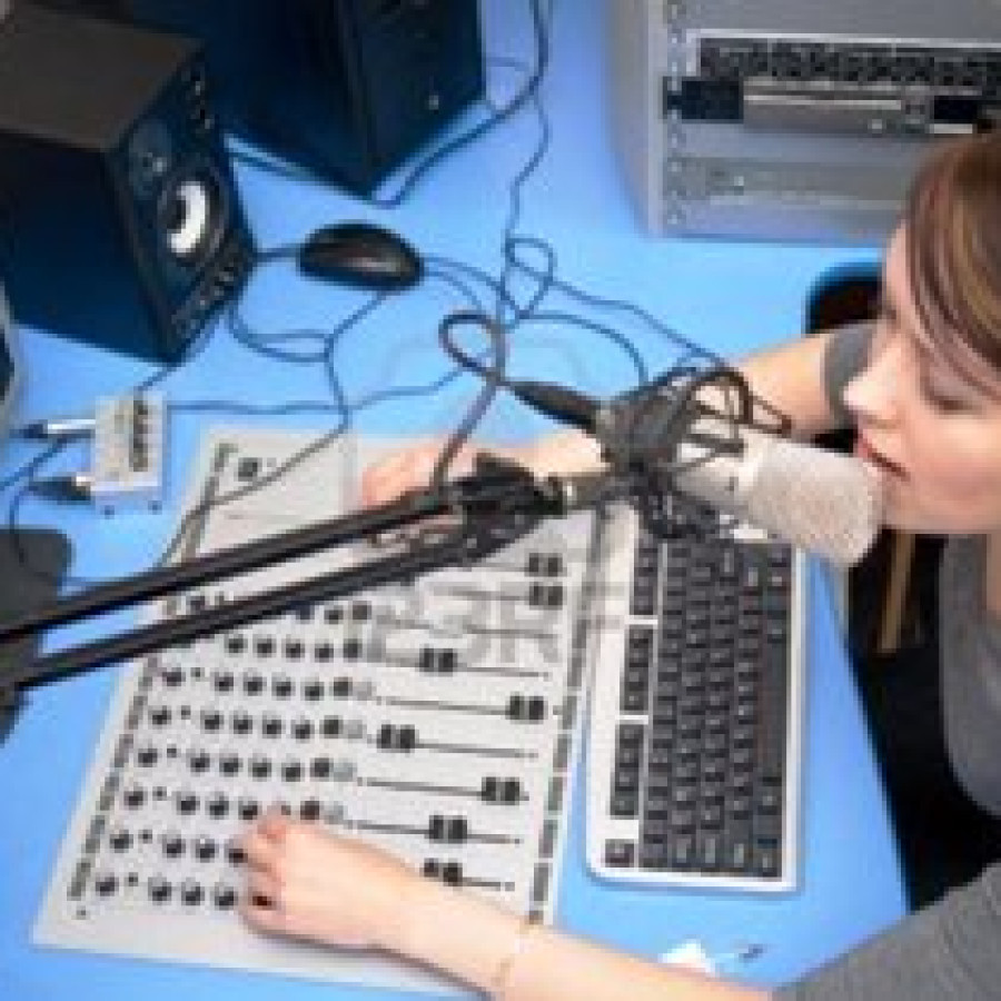 PEMBERITAAN PARLEMENTARIA MELALUI MEDIA RADIO - samping