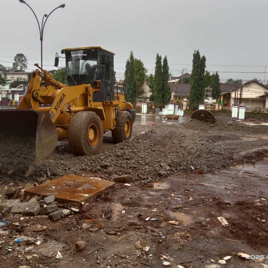 PENGASPALAN HALAMAN GEDUNG ASTA DAYA RSUD dr. REHATTA KELET - samping