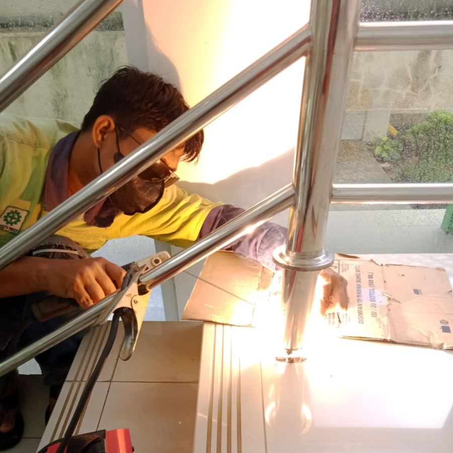 Pekerjaan Perbaikan handrail tangga